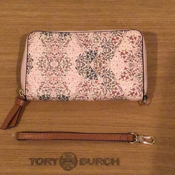 Tory Burch Kerrington Smartphone Wristlet 🌟 HOST PICK - Picture 4 of 13